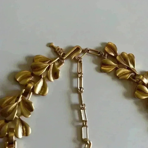 Luxury European Goddess Necklace - Picture 4 of 9